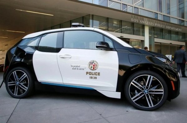 Този автомобил не е никак лош, но се оказал неподходящ за професионална употреба от полицейските служители на Лос Анджелис. Те били недоволни от баварските електрически автомобили. През 2018 г. 10 млн. долара бяха похарчени за закупуване на тези автомобили, но само две години по-късно решиха да се отърват от тях. Защо? Пробег от 130 км без презареждане не е достатъчен за пълноценно обслужване.

Много от тези машини не бяха експлоатирани, докато други бяха използвани само за лични цели. В резултат на това колите бяха върнати на дилъра, който ги пусна за продажба за 10-20 хиляди долара. Автомобилите все още бяха в гаранция, пробегът на много от тях не надвишаваше няколко километра, а някои никога не са се движили. Новото BMW i3s тогава струваше на американците около 44 хиляди.